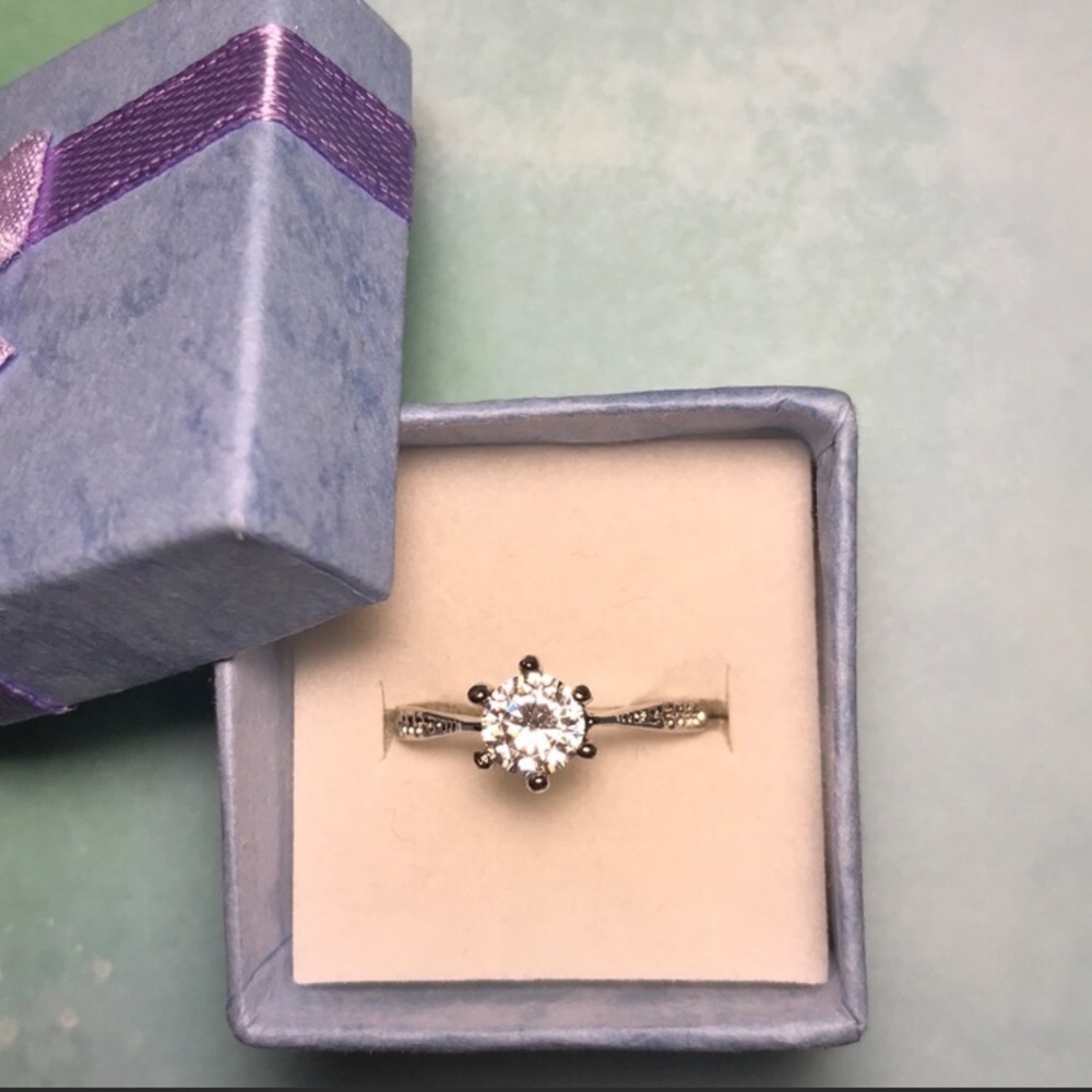 Beautiful wedding engagement promise ring size 7